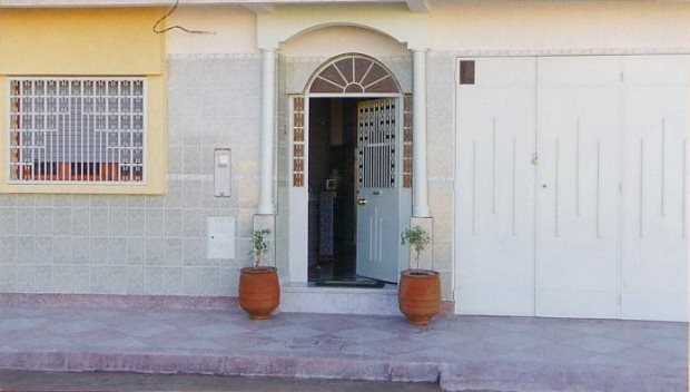 Eingang vom Stadthaus Einfamilienhaus in Qujda Marokko