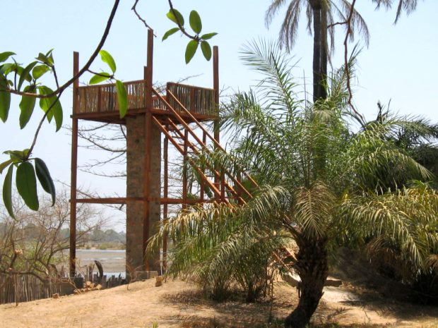 Beobachtungsturm der Lodge am Halahin in Gambia