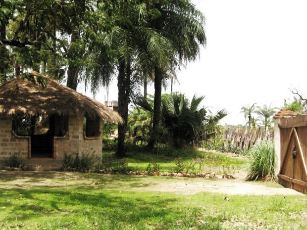 Eingang zum Grundstck der Lodge in Gambia