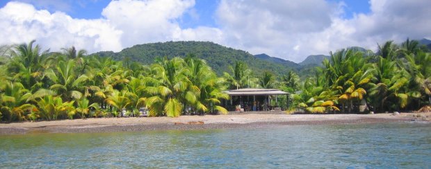 Ferienanlage direkt am Meer und Strand von Dominica in der Karibik