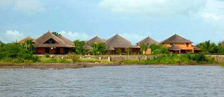 Wohnhuser in einer Lagune von Senegal