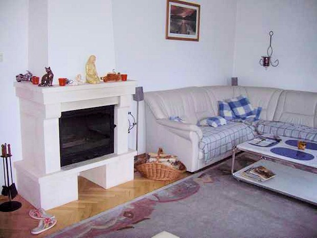 Wohnzimmer vom Ferienhaus in Drawno mit Kamin