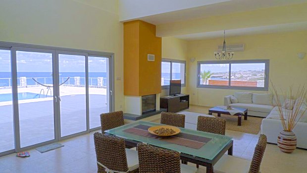 Wohnzimmer der Villa mit Meerblick auf Zypern