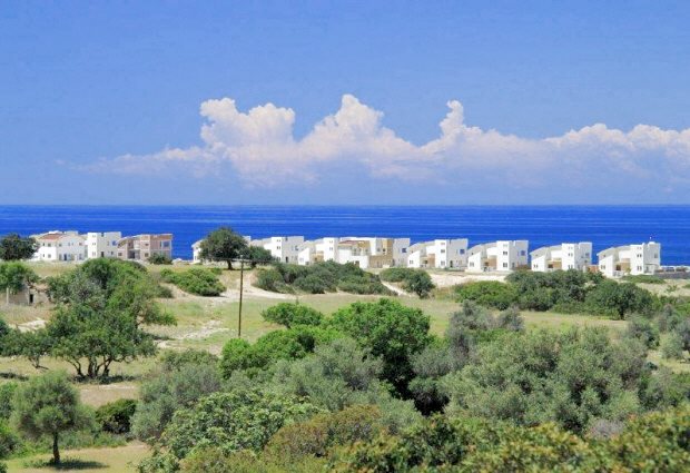 Huser auf Zypern am Meer bei Tatlisu