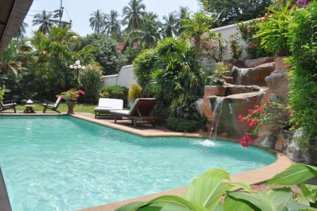 Pool mit Wasserfall der Villa auf Koh Samui