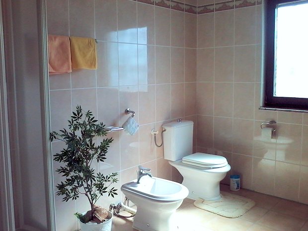 Duschbad im Einfamilienhaus bei Bosanski Novi