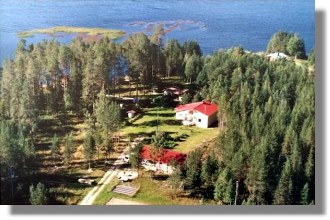 Einfamilienhaus mit Gstehuser am See in Finnland