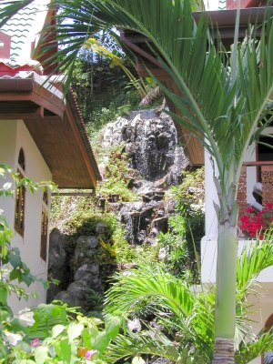 Ferienhaus mit Wasserfall