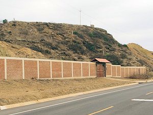 Grundstcksmauer vom Wohnhaus in Peru