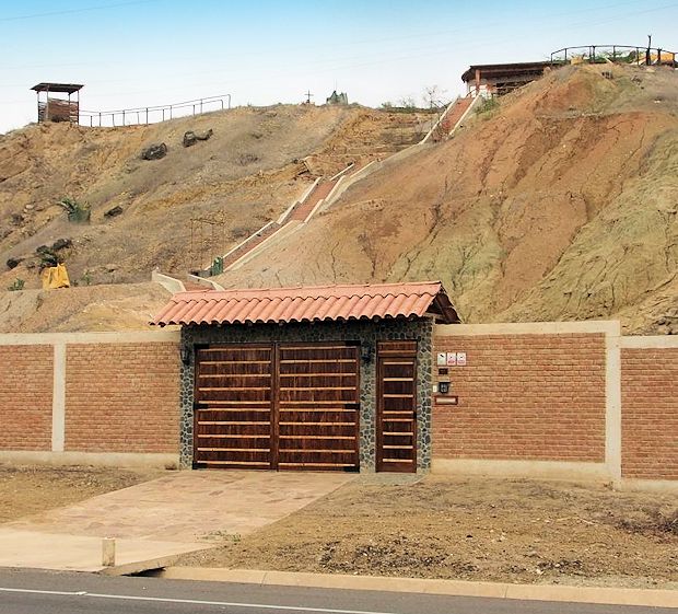 Eingang zum Grundstck der Villa in Tumbers Peru