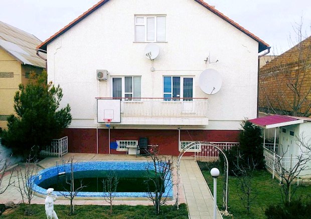 Einfamilienhaus mit Garten und Pool in Saky der Krim