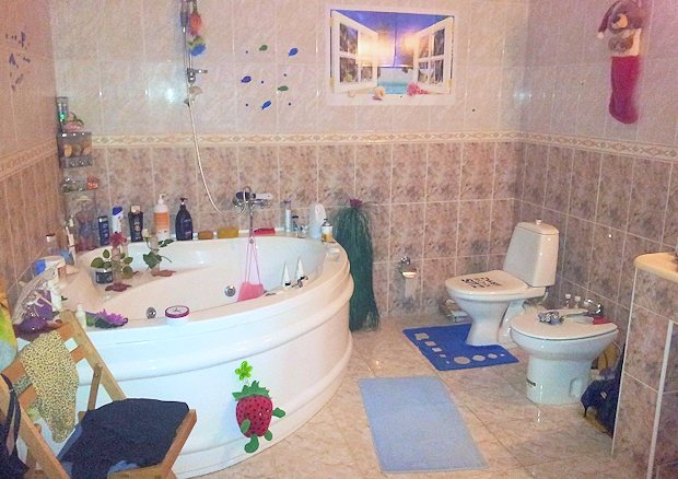 Badezimmer vom Einfamilienhaus auf der Krim