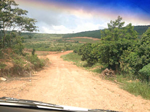 Strae zum Bauland in Onyameba