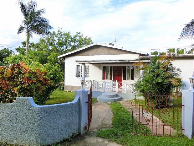 Wohnhaus Ferienhaus in Salem Runaway Bay Jamaika zum Kaufen