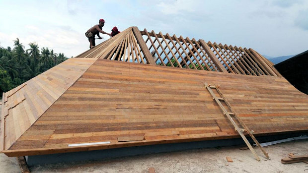 Holzdachkonstruktion vom Wohnhaus in Lovina Kalibubuk Bali