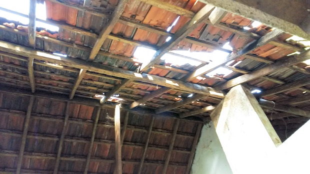 defektes Dach vom Ausbaus auf dem Bauland