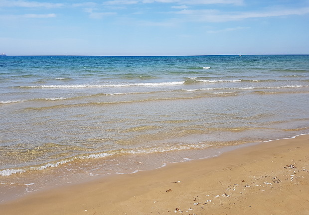 Strand Meer von Kreta unweit vom Bauland