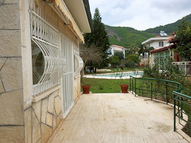 Terrasse und Gemeinschaftspool des Ferienhauses in Kiris Kemer