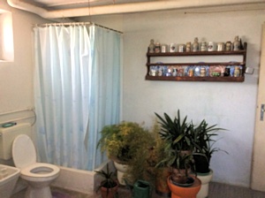 Dusche und Toilette im Keller der Villa