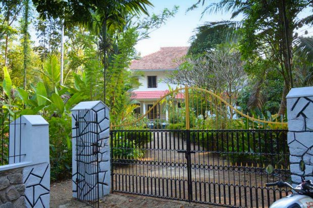 Wohnhaus mit groem Grundstck in Neeleeswaram Ernakulam Kerala zum Kaufen