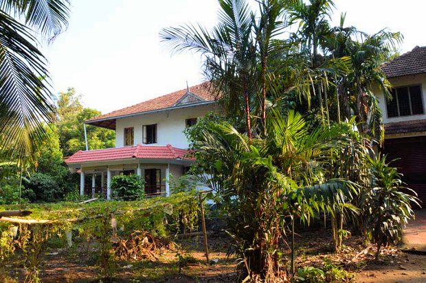 Wohnhaus mit Nebenhaus in Neeleeswaram Kerala