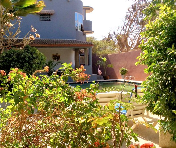Garten mit Pool vom Wohnhaus in Somone Senegal