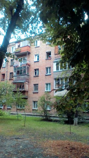 Straenansicht des Wohnhauses in Kiew