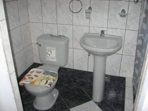 Toilette eines Apartamento in Lima