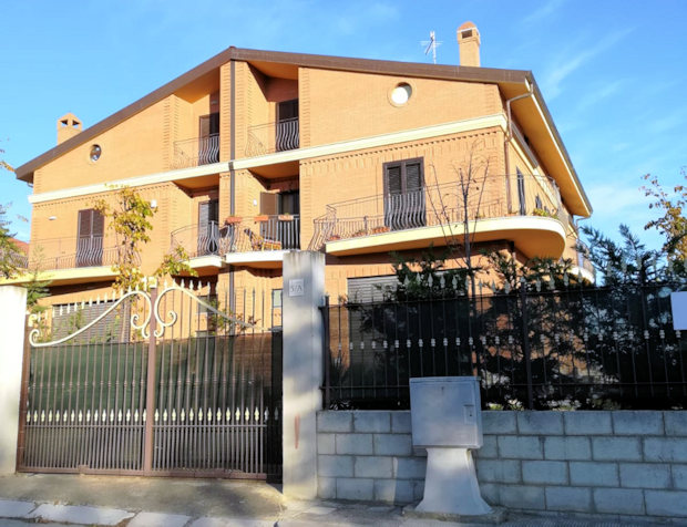 Einfamilienhaus in Castelluccio dei Sauri bei Foggia Ampulien Italien zum Kaufen