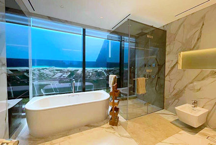 Badezimmer eines Luxusapartments im "The S"
