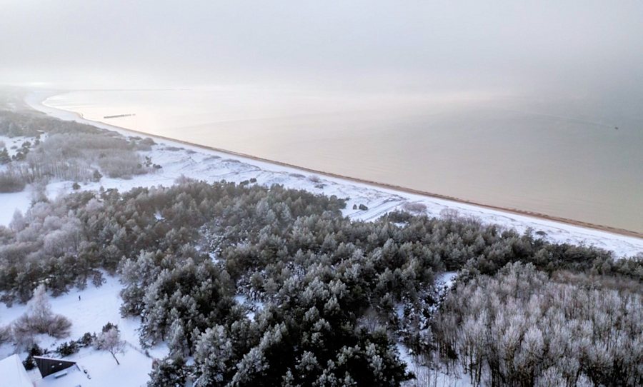 die Ostsee im Winter nah der Grundstcke in Sventoji