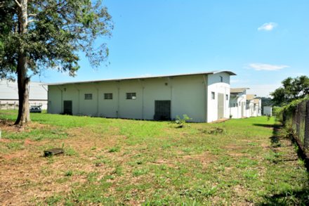 Lagerhallen Fertigungshallen vom hinteren Teil des Gewerbegrundstcks in Brasilien