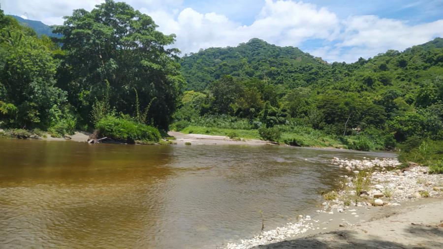 Fluss bei den Grundstcken in Kolumbien