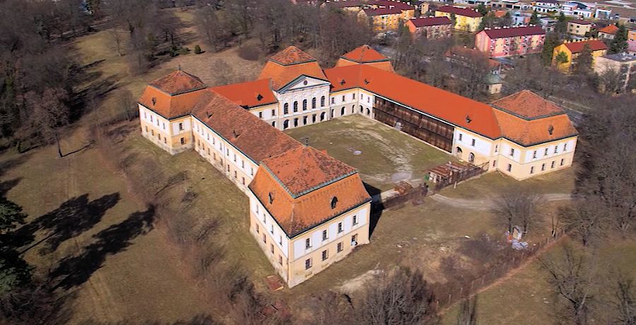 Schloss Herrenhaus der Slowakei in Tovarniky zum Kaufen