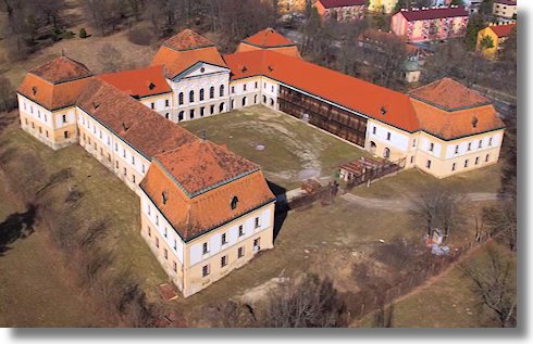 Schloss der Slowakei in Tovarniky zum Kaufen