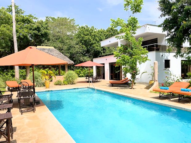 Pooldeck vom G�stehaus in Diani Beach