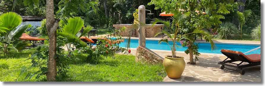 Pooldeck der Villa in Diani Beach Kenia