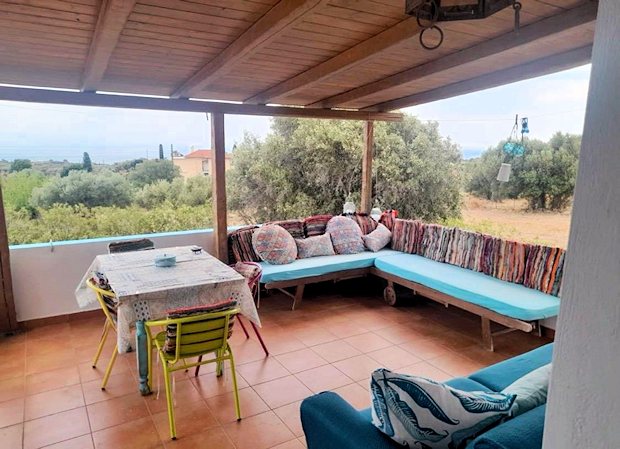 �berdacvhte Terrasse des Hauses