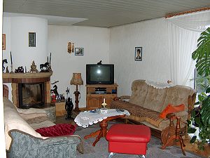 Wohnzimmer der Villa mit kamin