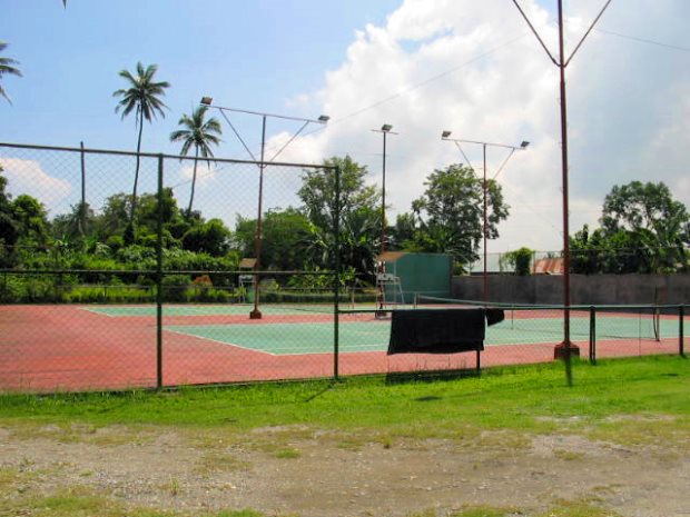 Tennisplatz zu den Husern bei Calapan