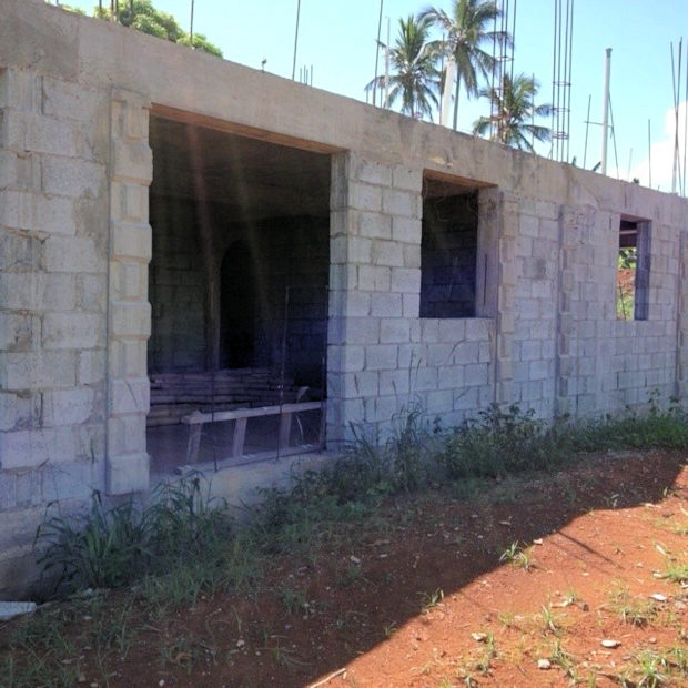 Wohnhaus zum Ausbau mit Grundstück und Meerblick auf Dominica