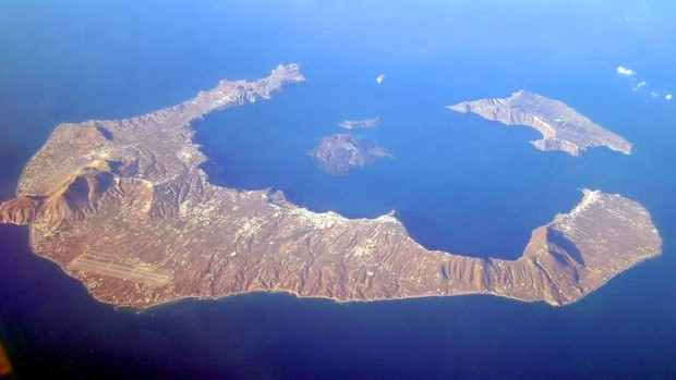 Santorini mit der Insel Aspronisi