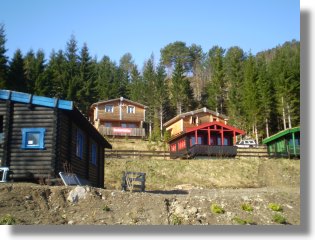 Ferienanlage mit Ferienhusern im Fjord von Norwegen