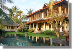 Wohnhaus mit Pool am Meer von Bali
