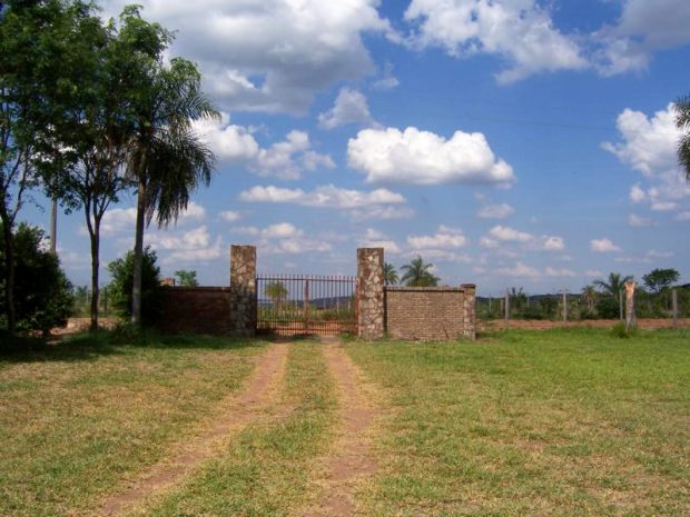 Eingang zum Grundstck des Hause am Ypacarai Paraguay
