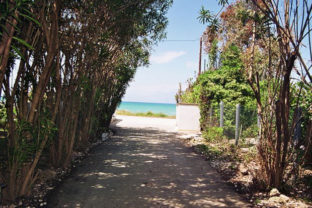 Zugang zum Strand neben der Strandvilla