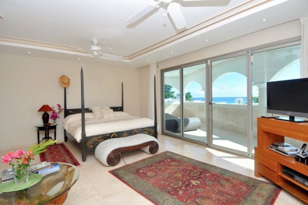 Schlafzimmer mit Balkon und Meerlick der Luxusvilla