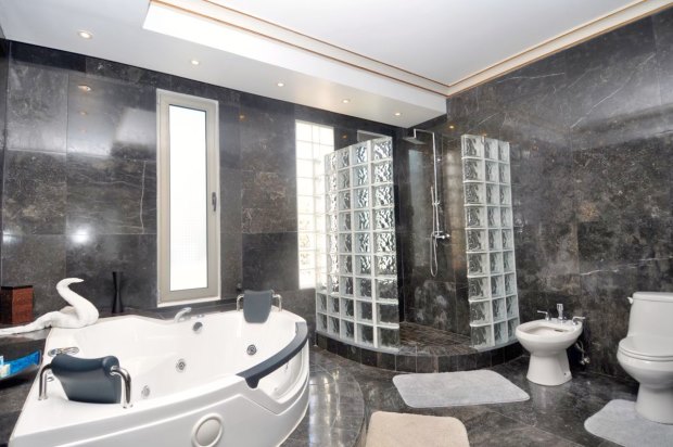 Badezimmer der Luxusvilla