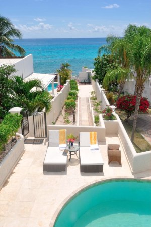 Pooldeck der Luxusvilla am Meer von Sint Maarten