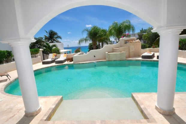 Swimming Pool der Luxusvilla mit Blick zum Meer